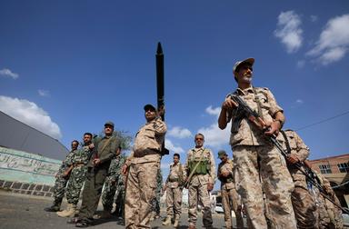 Houthi, la navigazione nello stretto di Bab el-Mandeb resta sicura e regolare