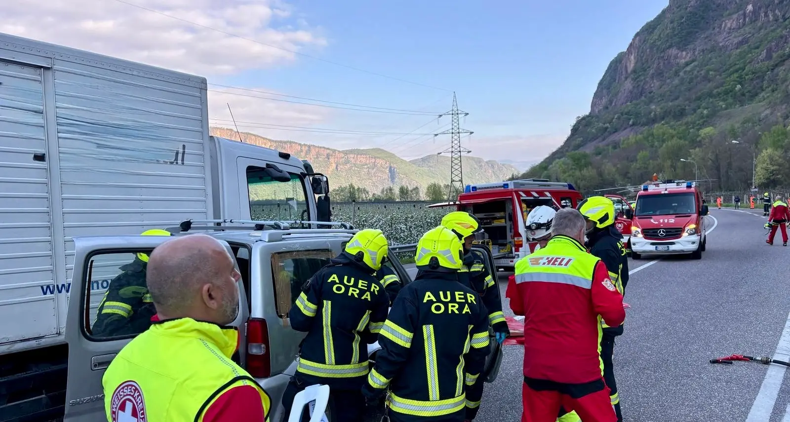 Violento scontro tra un’auto e un camion sulla statale del Brennero