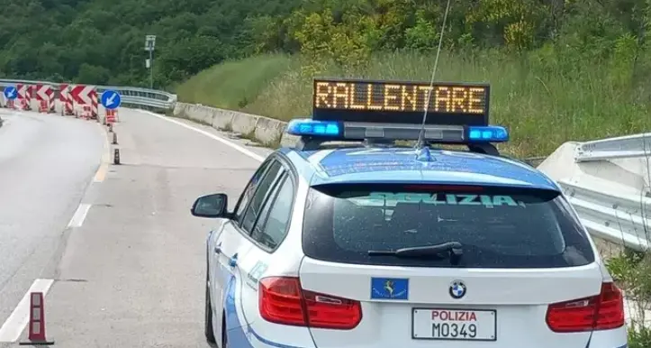 Scontro fra tre Tir in A22: fuoriuscite sostanze chimiche, autostrada chiusa