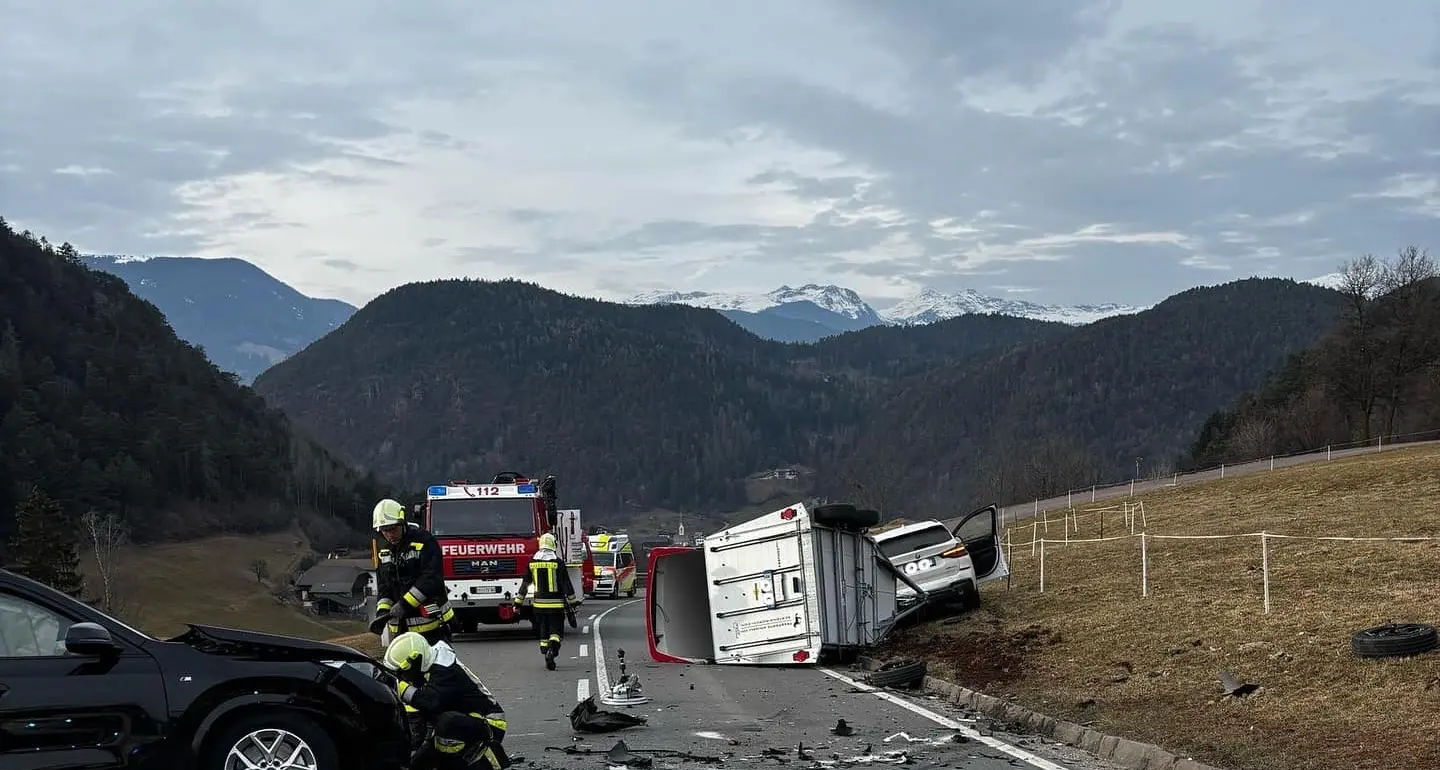 Scontro tra due auto a Castelrotto, si rovescia il rimorchio per cavalli: ferito un animale