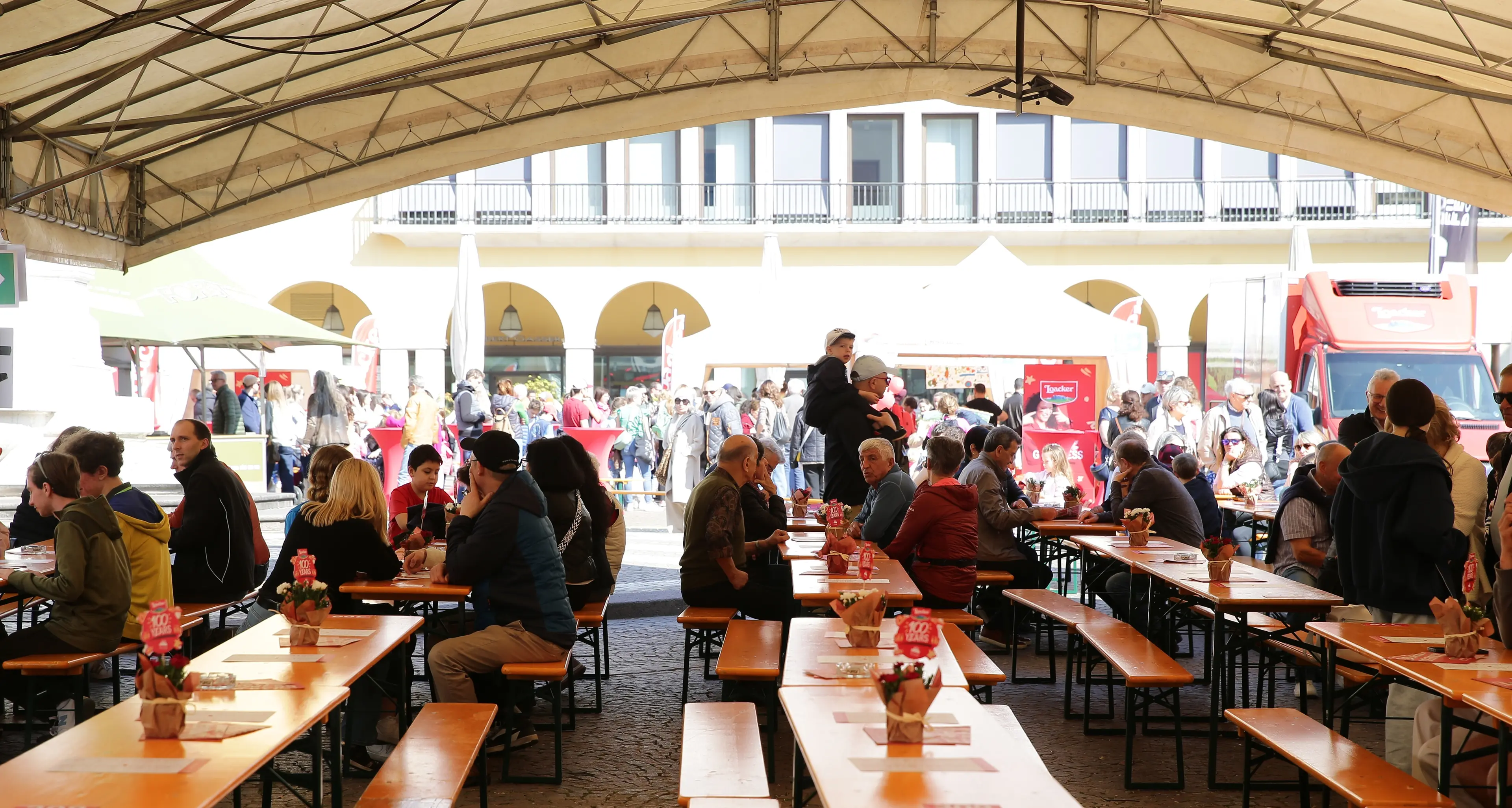 I 100 anni della Loacker, festa in piazza Walther