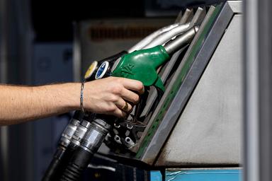 Mimit, prezzo medio self benzina a 2,049 euro al litro, gasolio a 2,244 euro