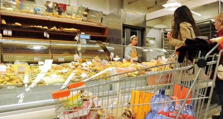 Chi ha debiti guadagna 1.426 euro netti al mese