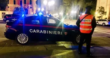Intervengono per una lite tra fratelli, i carabinieri trovano droga in casa: giovane denunciato ad Appiano