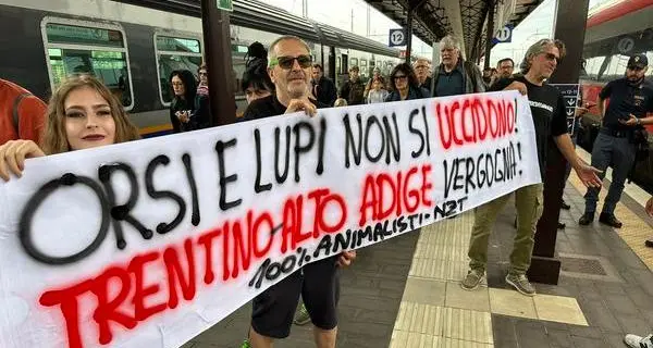 Protesta animalista a Verona, attivisti cercano di bloccare un treno per Bolzano