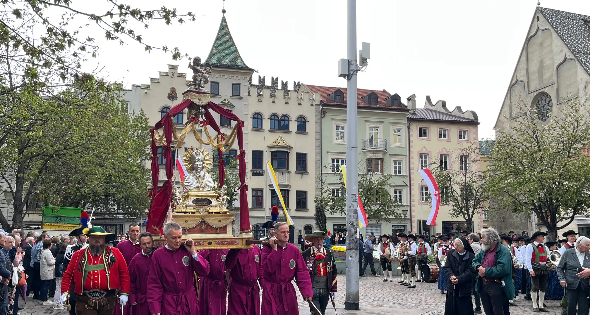 Processione di San Cassiano, il vescovo: “La fede non deve manifestarsi solo in alcune occasioni eccezionali”
