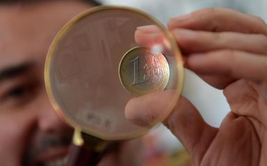 L'euro ai minimi da 17 mesi con elezioni in Spagna, poi risale a 1,12 dollari