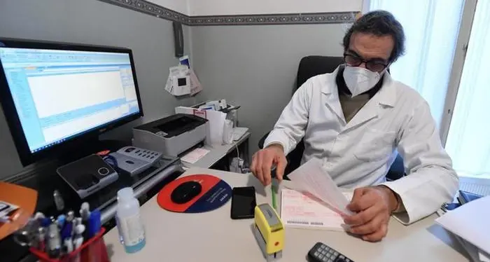 I medici di famiglia dicono basta allo scaricabarile dei certificati