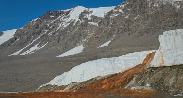 Nelle cascate di sangue dell'Antartide antichi microrganismi marini