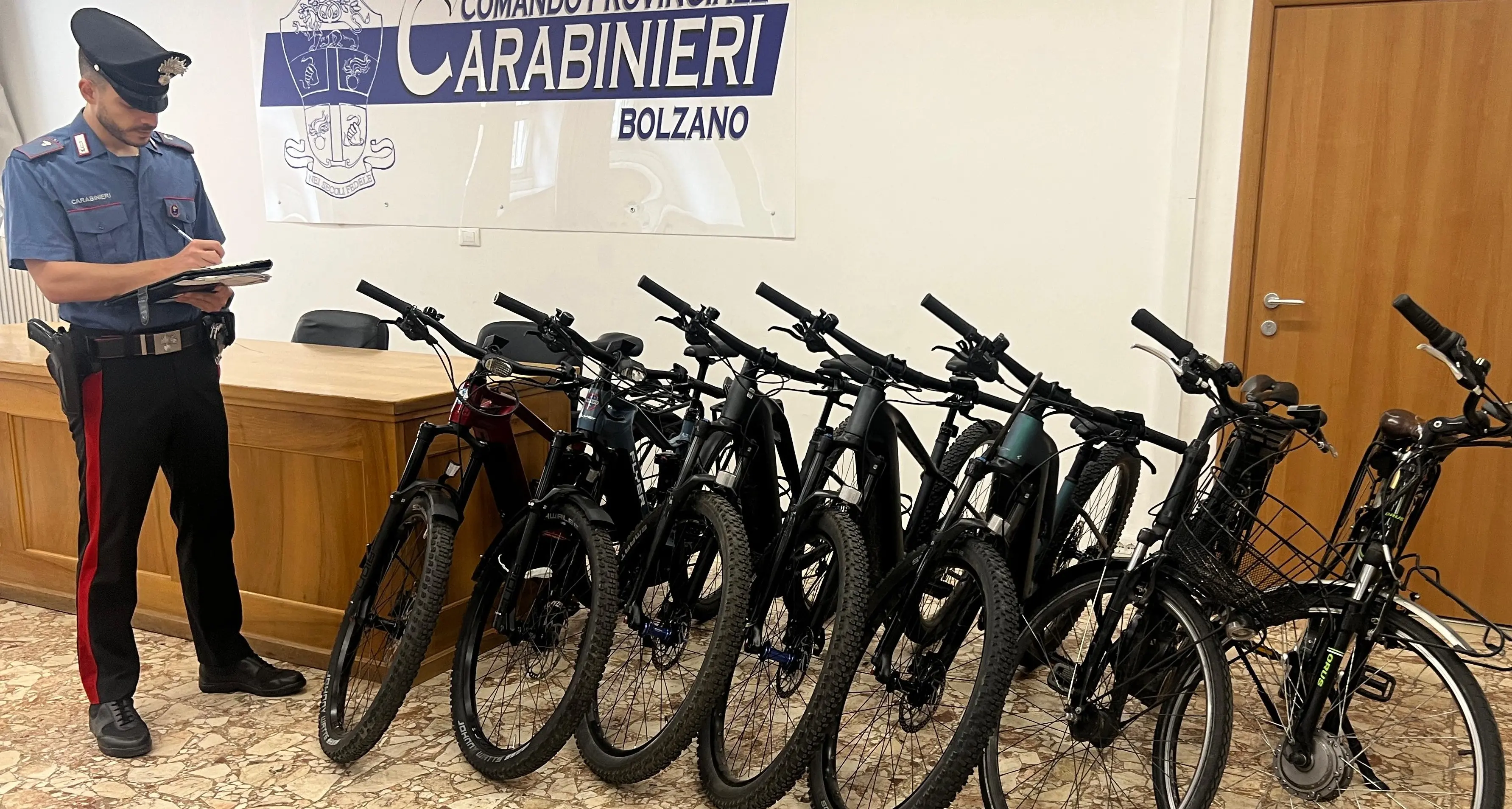 I carabinieri di Bolzano recuperano 8 e-bike per un valore totale di 43mila euro