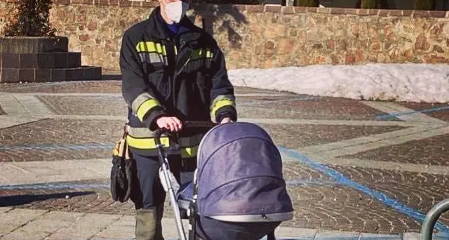 Il vigile del fuoco “eroe normale” che veglia sul bebè nel passeggino