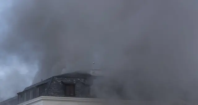 Sudafrica: l'incendio al Parlamento si riaccende