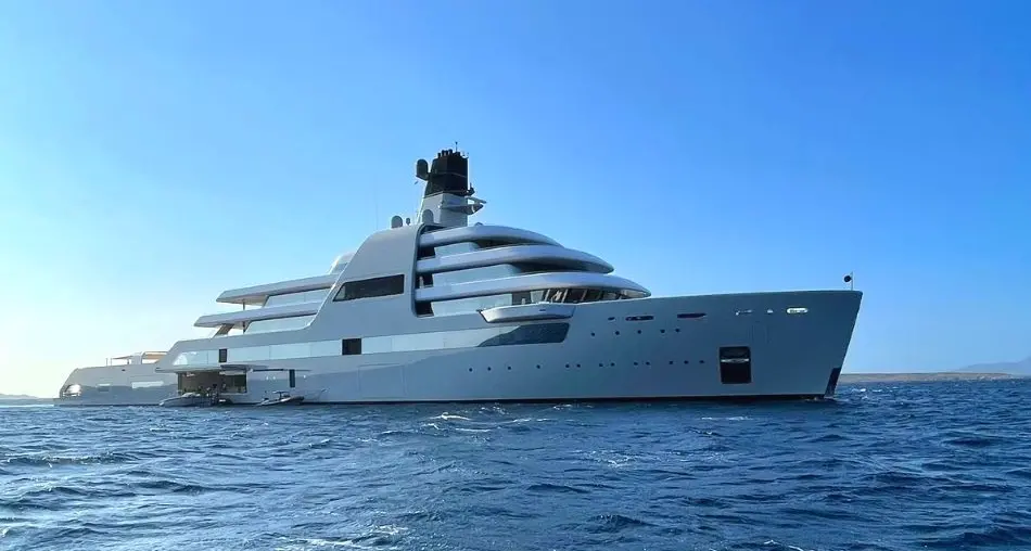 Ucraina: lo yacht (da 500 milioni di euro) di Abramovich in “fuga” da Barcellona