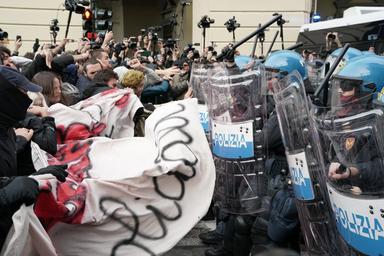 Tensioni tra manifestanti e forze dell'ordine a Torino