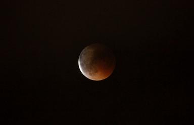Stanotte lo spettacolo dell'eclissi di Luna, il massimo sarà all'alba