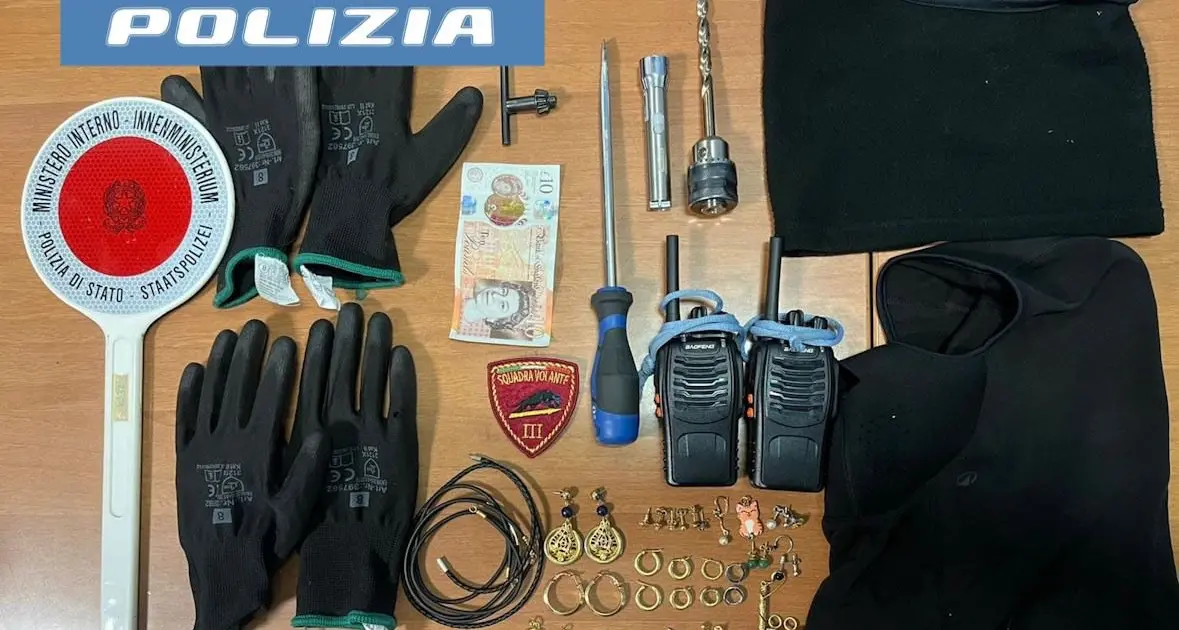 Furto in casa di Rencio, due arresti dopo l’allarme dei vicini
