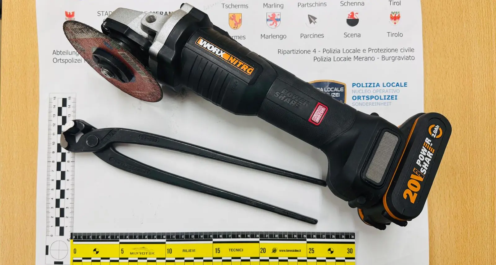 Scappano davanti agli agenti: avevano una bici rubata e arnesi da scasso, denunciati