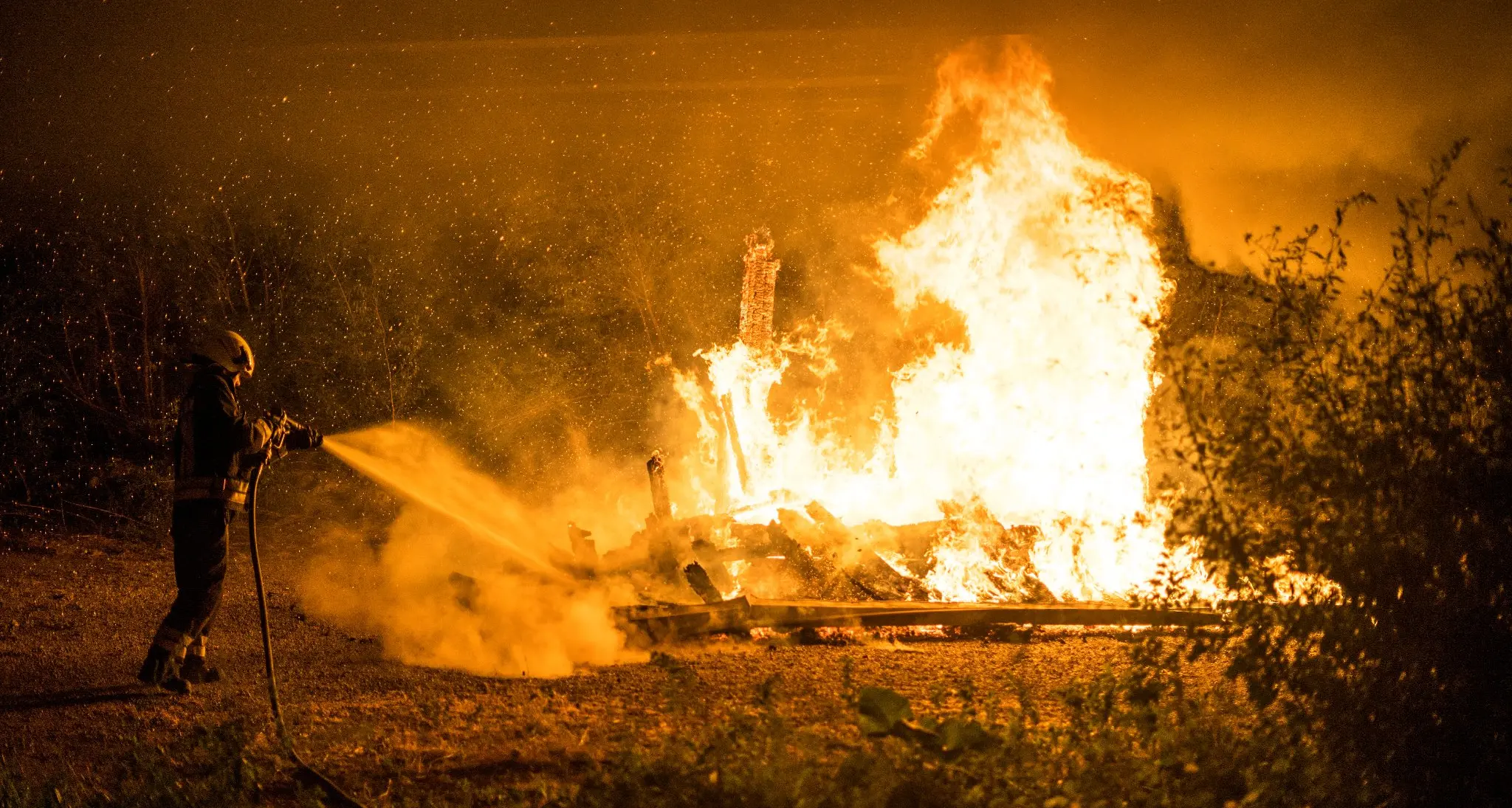 Incendio notturno a Merano, brucia un casolare in legno in via Postgranz