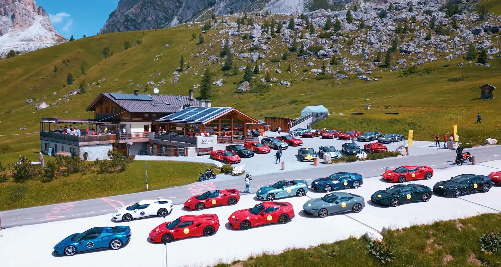«Basta sfilate di bolidi sui Passi, mettiamo il tetto a 5mila auto»