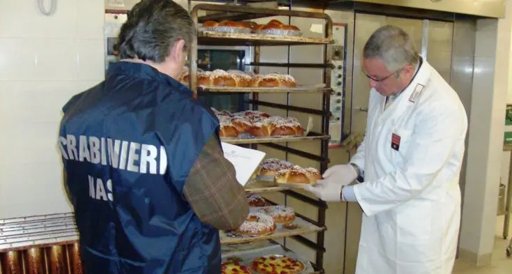 San Vigilio di Marebbe, pasticcere con alimenti scaduti e invasi da parassiti denunciato dai carabinieri
