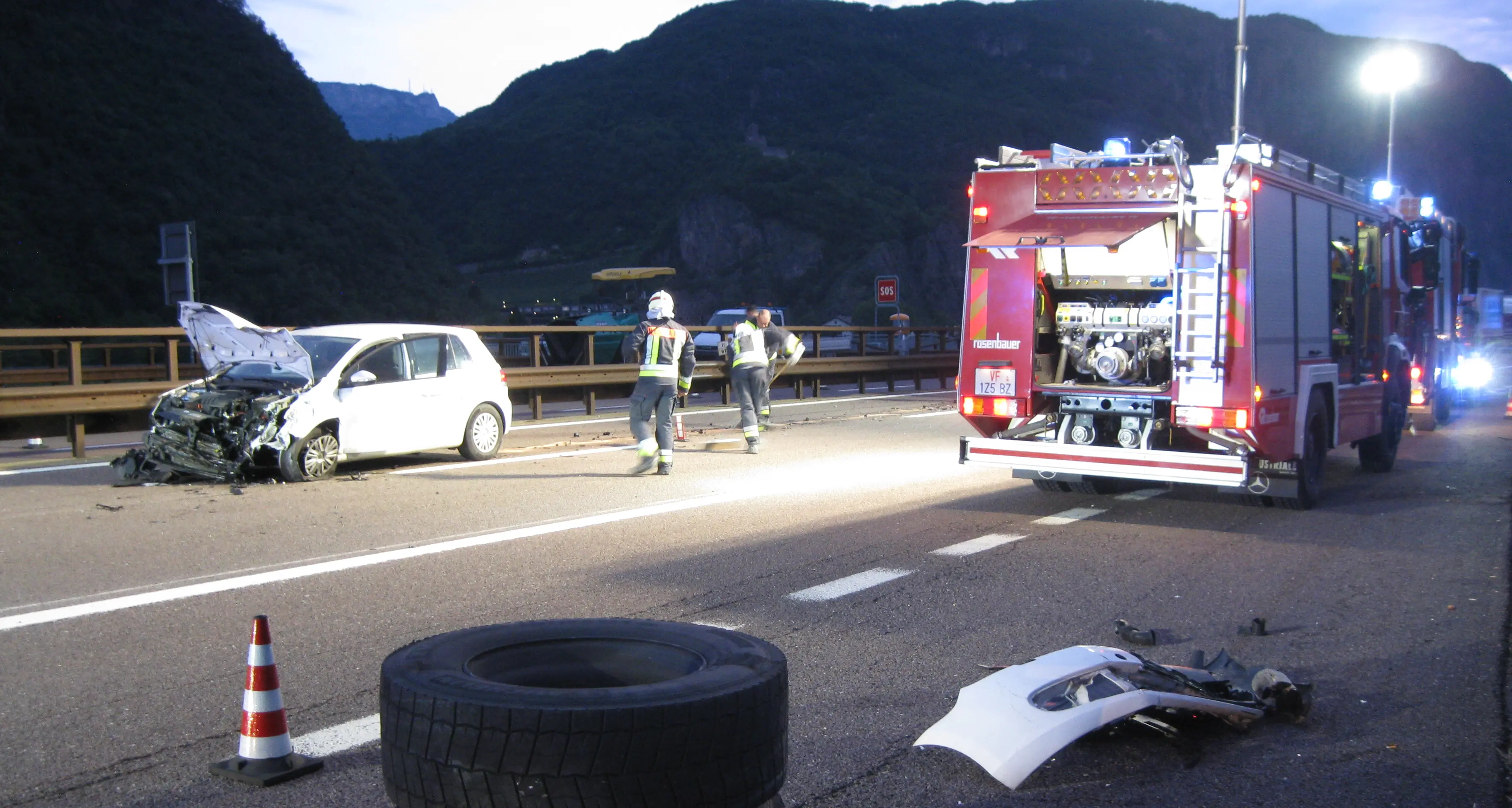 Camion perde due pneumatici mentre viaggia sull’A22: le gomme finiscono contro un’auto