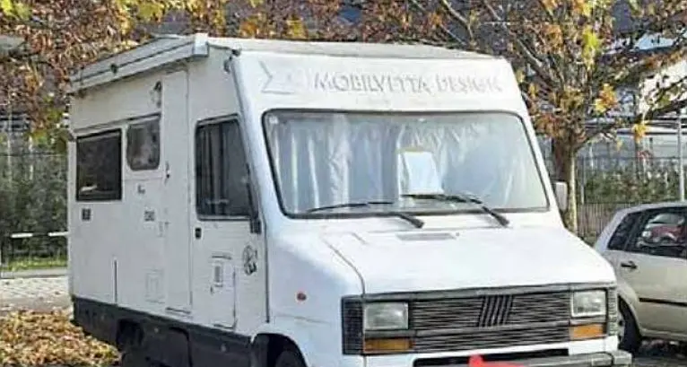 Case troppo care, padre di 5 figli divorzia e va a vivere nel camper