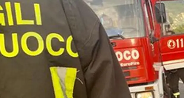 Bolzano: cassonetto dei rifiuti a fuoco, forse per una sfida social tra ragazzini