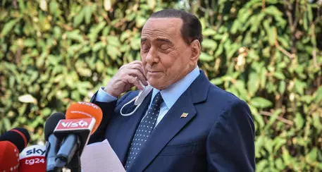 Caduta accidentale per Berlusconi, contusione al fianco