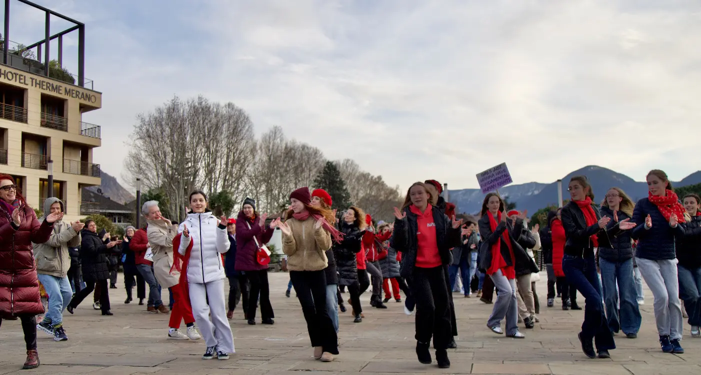 Merano, centinaia in corteo a fare rumore: «No alla violenza sulle donne»