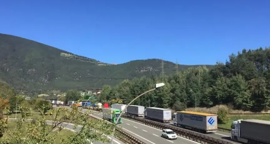 «Brennero, i divieti austriaci e la chiusura del ponte Lueg costano 460 milioni di euro l’anno»