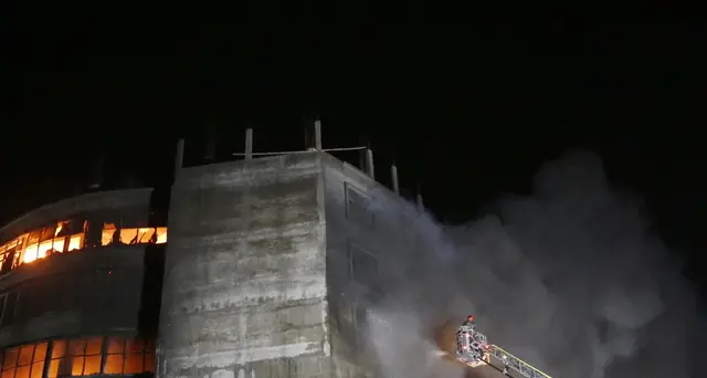 Bangladesh: incendio con 52 morti, arrestato il proprietario