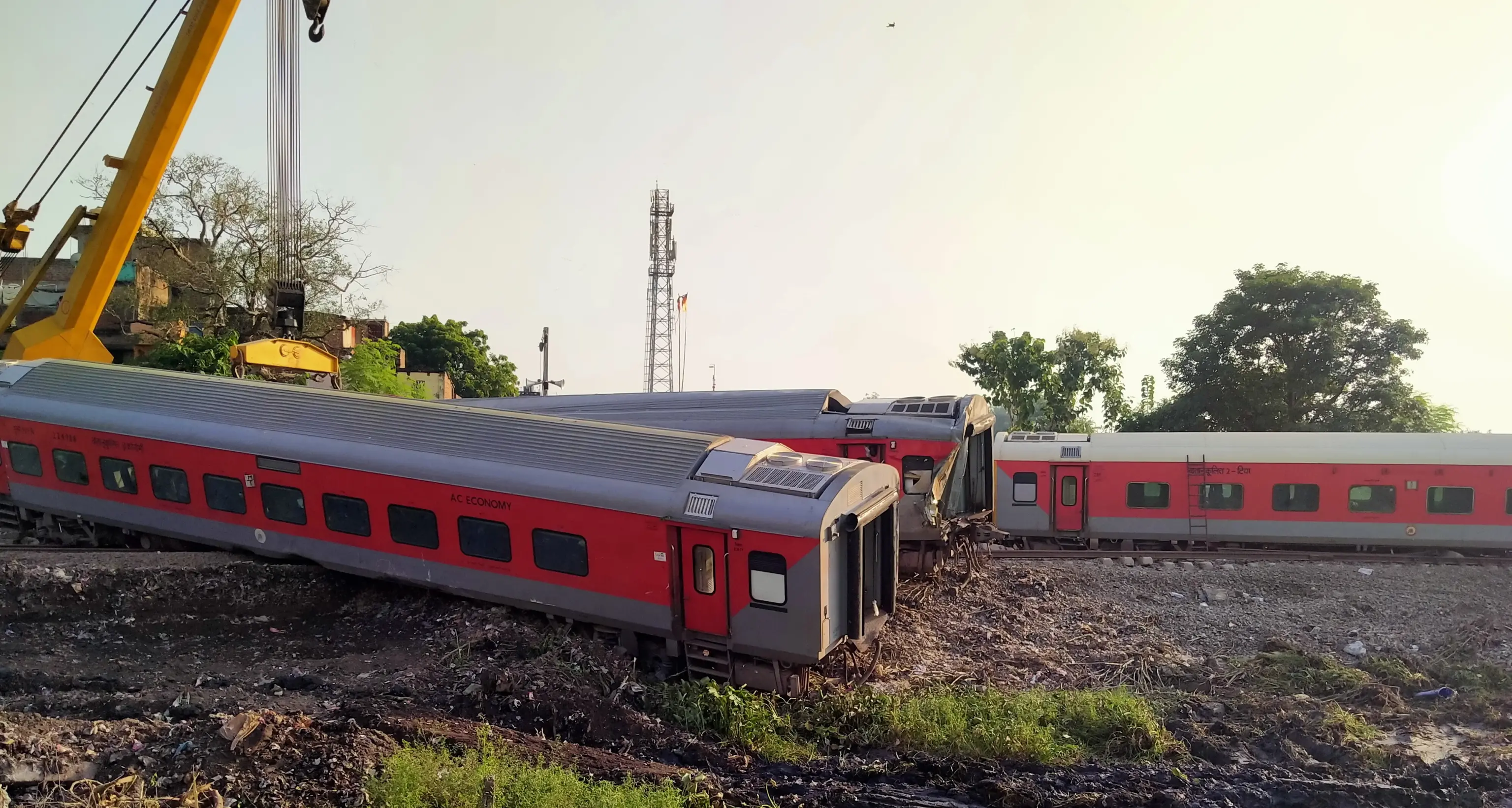 India: scontro tra due treni, almeno 13 morti e 50 feriti