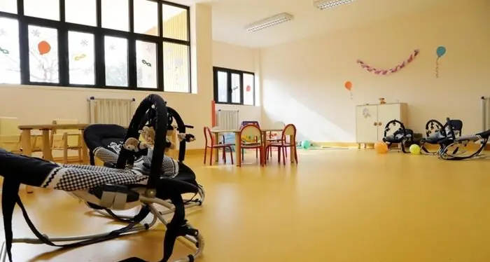 Schiaffi, parolacce e bimbi lasciati piangere: misure per la titolare di un nido e 5 maestre