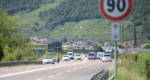 Imbocca contromano la Mebo di notte: fermata in tempo dalla polizia