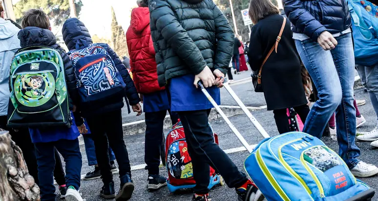 Bolzano, bimbi adescati con dolciumi all’uscita da scuola: scatta l’allarme nelle elementari della città