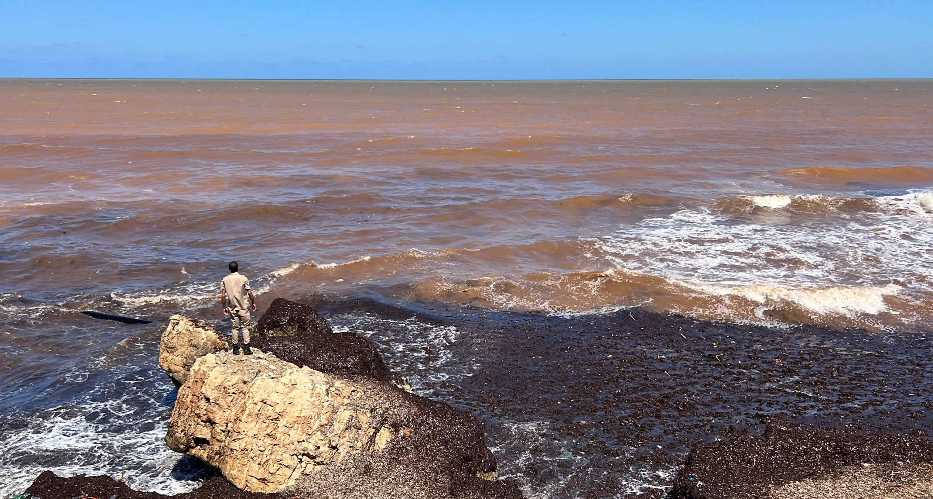 Libia: i corpi delle vittime di Derna sulle spiagge di Tobruk