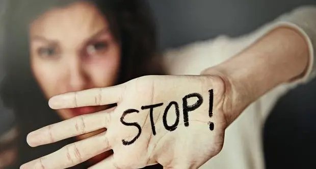 La festa di paese diventa un incubo: violentata a 14 anni