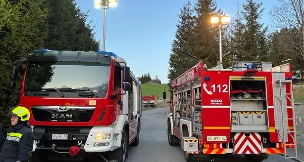 Bolzano, getta dalla finestra la batteria in fiamme: i vigili del fuoco la spengono in un secchio d'acqua