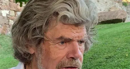 Messner: «Serve la pace tra animalisti e contadini. Una pecora non vale meno dell’orso»