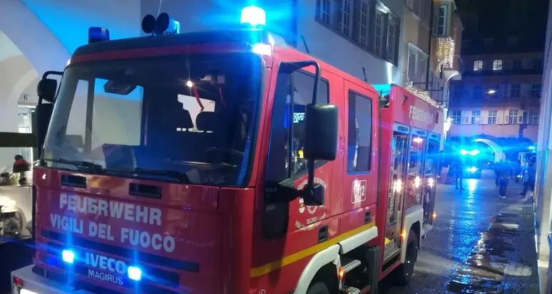 Prato allo Stelvio, incendio nel cuore del bosco: il difficile intervento dei Vigili del Fuoco