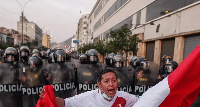 Perù: migliaia in corteo a Lima contro presidente Castillo