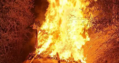 Un altro rogo a Prato allo Stelvio: in fiamme una casetta di legno in un bosco