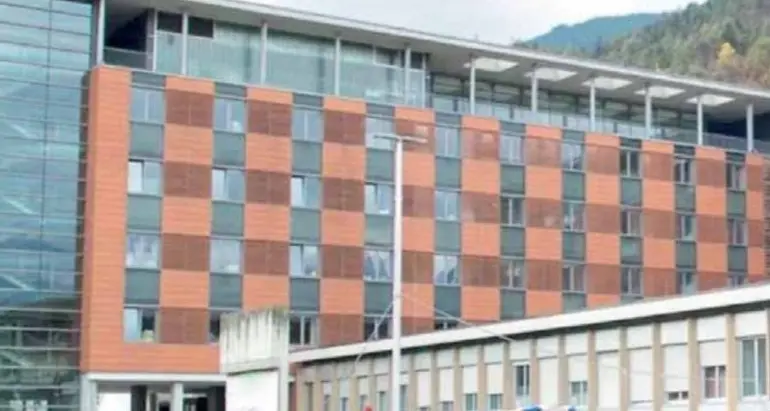 Bressanone, entra in ospedale e si spara in gola