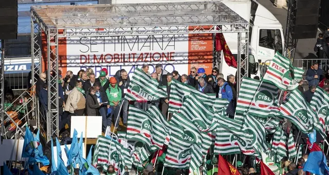 Metalmeccanici: siglato il contratto, aumento 112 euro