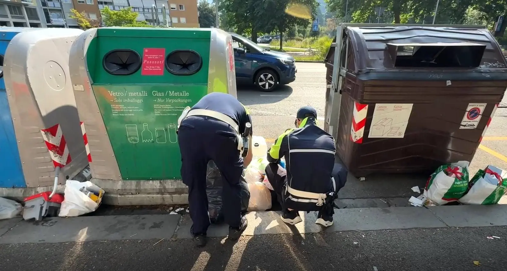 Bolzano, linea dura contro l’abbandono dei rifiuti e addio ai contenitori stradali per i vestiti usati