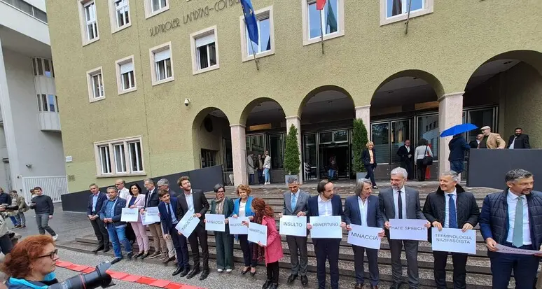 Flashmob bipartisan contro Anderlan: “linea rossa” davanti al Consiglio provinciale di Bolzano