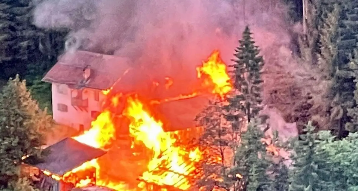 Nova Levante, un incendio distrugge la vecchia segheria