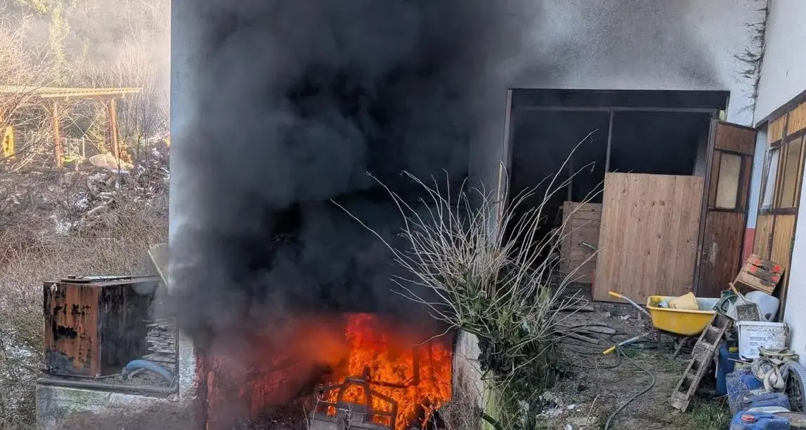 Trattore in fiamme a Eggern, i vigili del fuoco “salvano” l’edificio agricolo