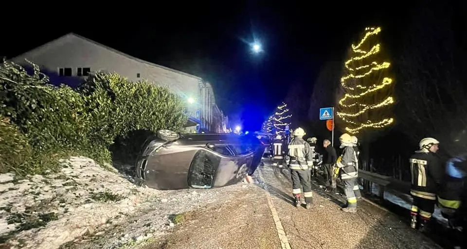 Auto finisce ruote all’aria sulla strada del vino: nessuna traccia del conducente