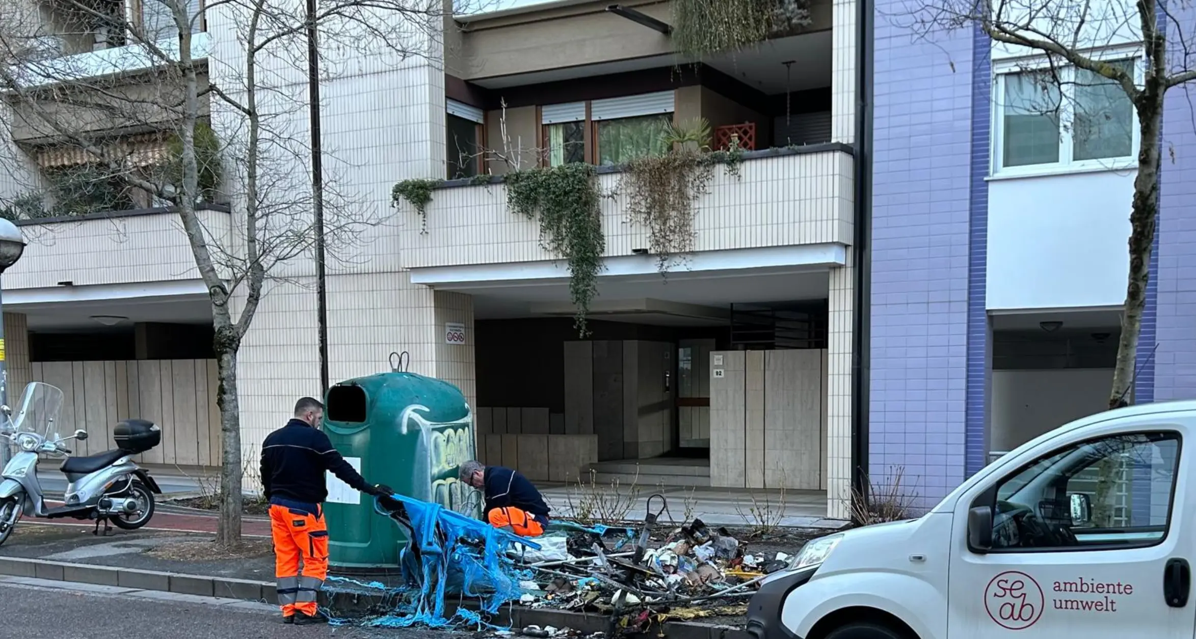 I piromani colpiscono ancora: bruciati altri cassonetti nella notte